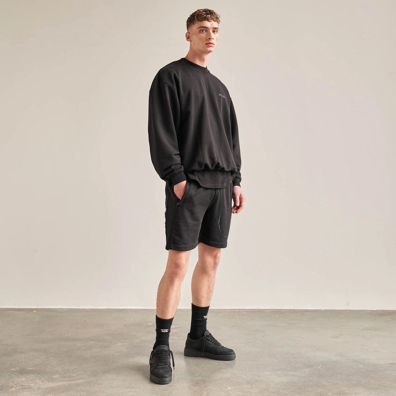 BLANK SWEATER - ALL BLACK